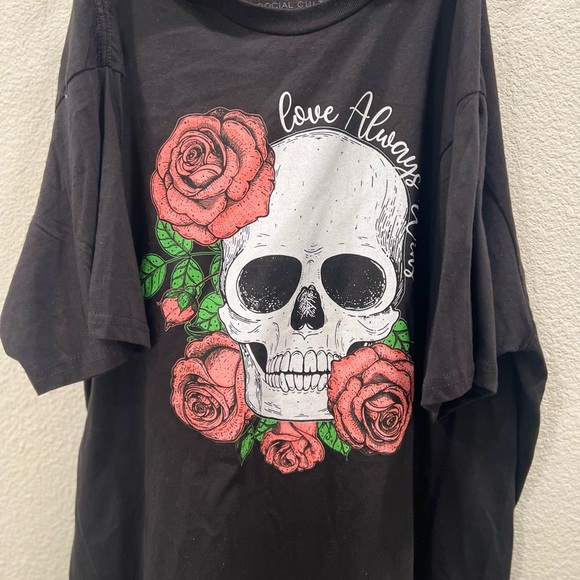 Black tshirt with graphics. Short sleeve - Picture 2 of 4